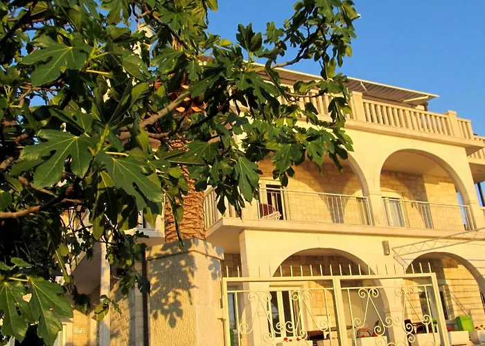 For Four Persons With Sea View In Near The Appartement Trogir
