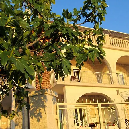 For Four Persons With Sea View In Near The Apartment Trogir